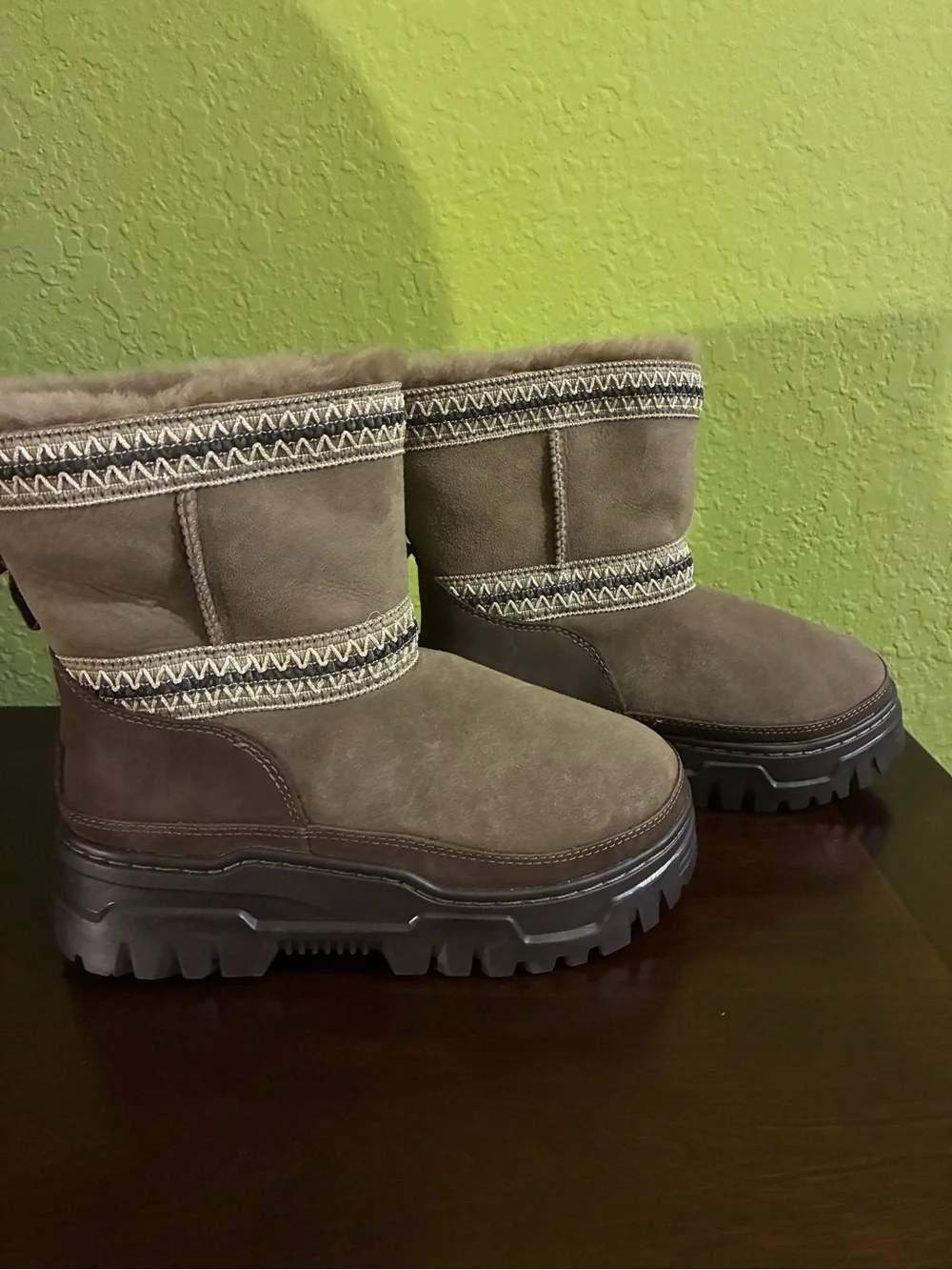 UGG Classic Short TrailGazer Boot chestnut leather waterproof women size 6 BNWT
